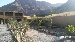 محوطه اقامتگاه بوم گردی بابا اکبر - باخرز - روستای ارزنه